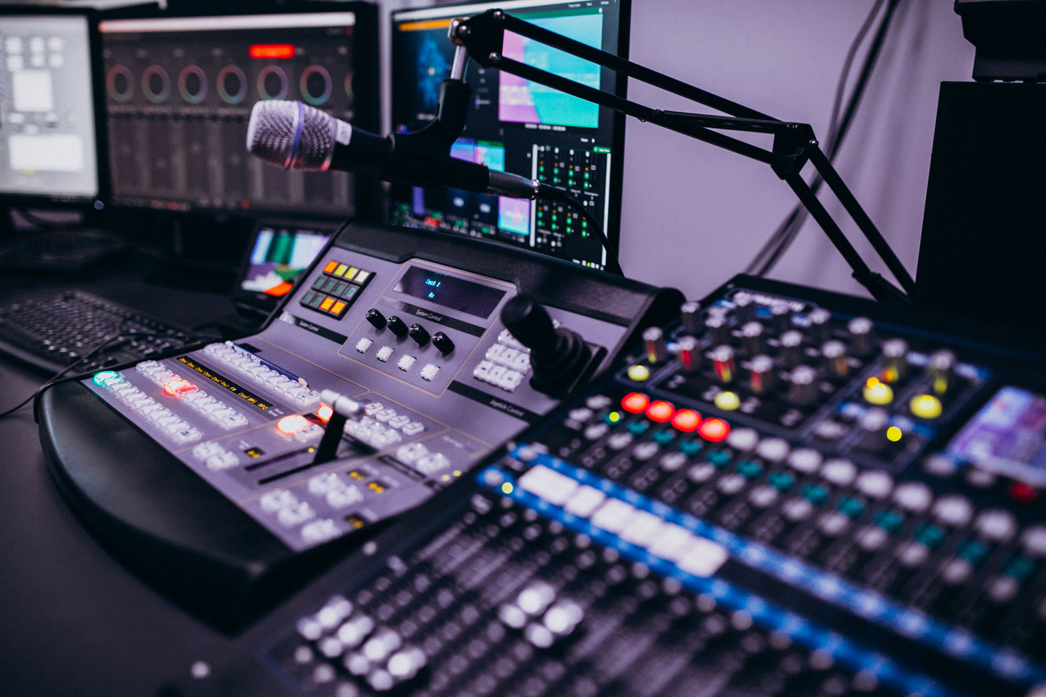 equipment-in-an-empty-musical-recording-room-1500px